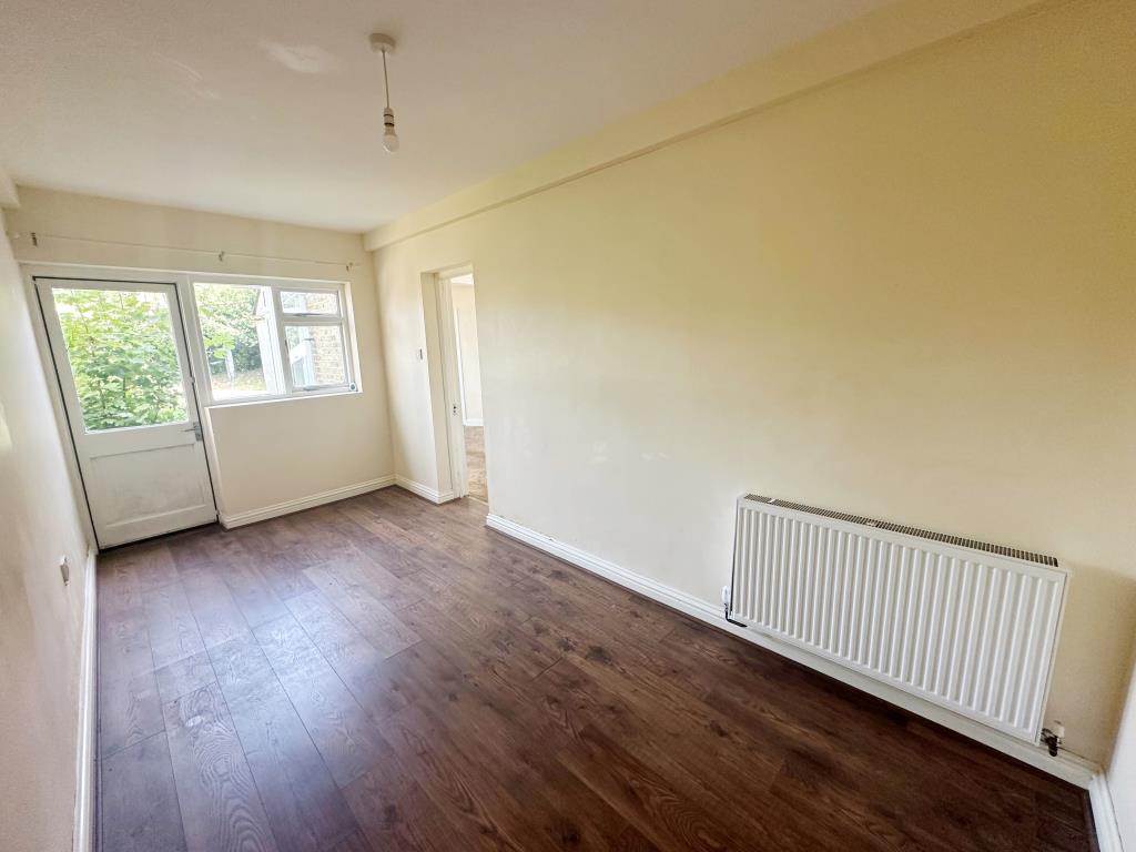 Lot: 88 - FREEHOLD BLOCK OF TWO LARGE THREE-BEDROOM FLATS - Ground floor flat bedroom